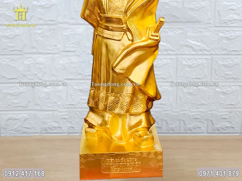 Phần chân đế được đúc chắc chắn, vững chãi